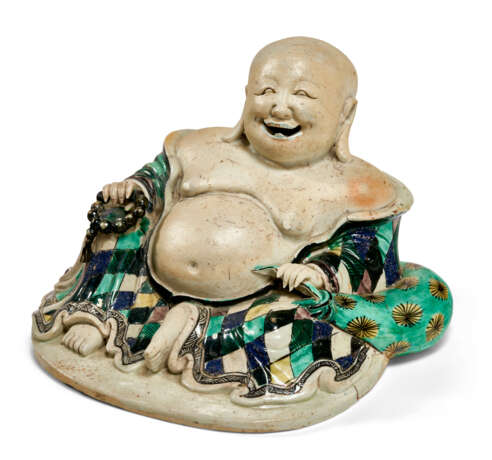 A CHINESE EXPORT PORCELAIN BISCUIT-GLAZED FIGURE OF A LAUGHING BUDDHA - Foto 1