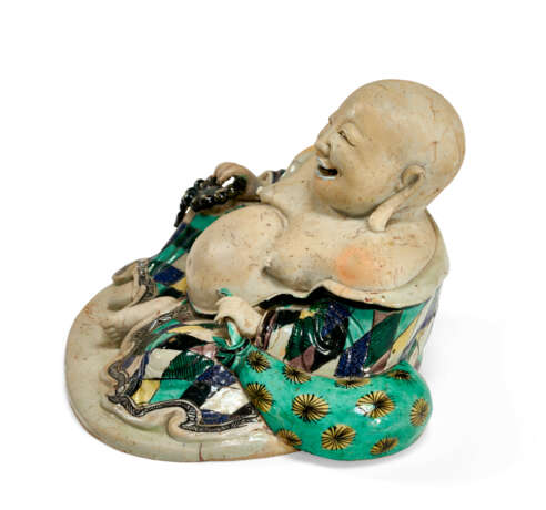 A CHINESE EXPORT PORCELAIN BISCUIT-GLAZED FIGURE OF A LAUGHING BUDDHA - Foto 2