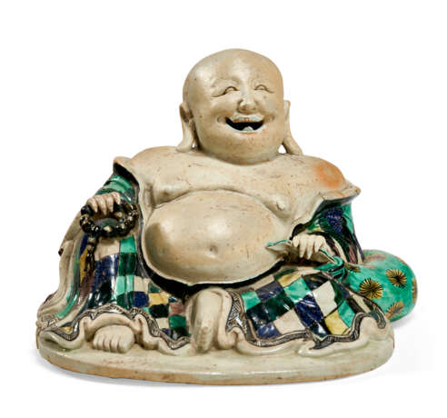 A CHINESE EXPORT PORCELAIN BISCUIT-GLAZED FIGURE OF A LAUGHING BUDDHA - Foto 6
