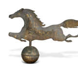 A MOLDED AND GILDED COPPER LEAPING HORSE WEATHERVANE - Foto 4