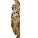 A CARVED AND GILTWOOD FIGURE OF A MAIDEN - фото 2