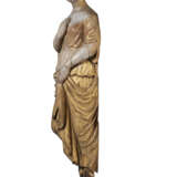 A CARVED AND GILTWOOD FIGURE OF A MAIDEN - фото 3