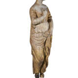 A CARVED AND GILTWOOD FIGURE OF A MAIDEN - photo 6