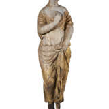 A CARVED AND GILTWOOD FIGURE OF A MAIDEN - фото 7