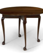 Chippendale (1750-1780). A CHIPPENDALE MAHOGANY DROP-LEAF TABLE