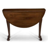 A CHIPPENDALE MAHOGANY DROP-LEAF TABLE - Foto 4