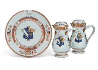 TWO CHINESE EXPORT PORCELAIN &#39;ENGLISH MARKET&#39; ARMORIAL JUGS AND COVERS AND A CHARGER