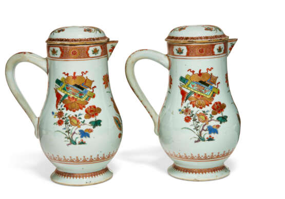 TWO CHINESE EXPORT PORCELAIN `ENGLISH MARKET` ARMORIAL JUGS AND COVERS AND A CHARGER - photo 9