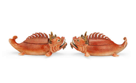 A PAIR OF CHINESE EXPORT PORCELAIN DRAGON-CARP TUREENS, COVERS AND STANDS - фото 4