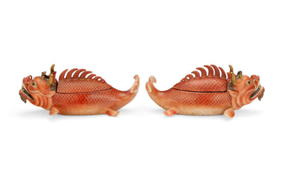 A PAIR OF CHINESE EXPORT PORCELAIN DRAGON-CARP TUREENS, COVERS AND STANDS - Foto 5