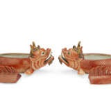 A PAIR OF CHINESE EXPORT PORCELAIN DRAGON-CARP TUREENS, COVERS AND STANDS - фото 6