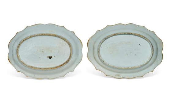 A PAIR OF CHINESE EXPORT PORCELAIN DRAGON-CARP TUREENS, COVERS AND STANDS - photo 9