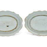 A PAIR OF CHINESE EXPORT PORCELAIN DRAGON-CARP TUREENS, COVERS AND STANDS - Foto 9