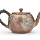 AN AMERICAN SILVER AND COPPER KETTLE ON LAMP STAND, TEAPOT, AND SMALL BEAKER - Foto 2