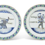 TWO CHINESE EXPORT PORCELAIN COMMEDIA DELL`ARTE `SOUTH SEA BUBBLE` PLATES - Foto 1