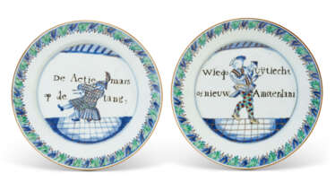 TWO CHINESE EXPORT PORCELAIN COMMEDIA DELL&#39;ARTE &#39;SOUTH SEA BUBBLE&#39; PLATES