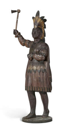 A CARVED AND POLYCHROME PAINT-DECORATED `INDIAN` CIGAR STORE FIGURE - Foto 1