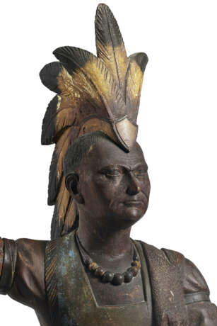 A CARVED AND POLYCHROME PAINT-DECORATED `INDIAN` CIGAR STORE FIGURE - Foto 2