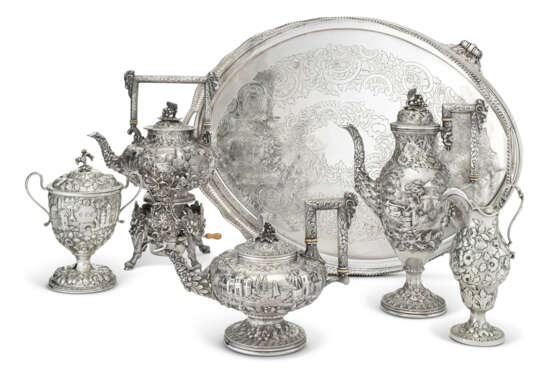 AN AMERICAN SILVER FIVE-PIECE TEA AND COFFEE SERVICE AND ASSOCIATED SILVER-PLATED TRAY - Foto 1