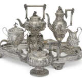 AN AMERICAN SILVER FIVE-PIECE TEA AND COFFEE SERVICE AND ASSOCIATED SILVER-PLATED TRAY - Foto 2
