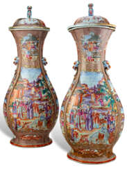 A PAIR OF VERY LARGE CHINESE EXPORT PORCELAIN &#39;MANDARIN PALETTE&#39; VASES AND COVERS