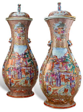 A PAIR OF VERY LARGE CHINESE EXPORT PORCELAIN `MANDARIN PALETTE` VASES AND COVERS - Foto 1
