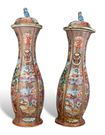 A PAIR OF VERY LARGE CHINESE EXPORT PORCELAIN `MANDARIN PALETTE` VASES AND COVERS - фото 2