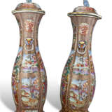 A PAIR OF VERY LARGE CHINESE EXPORT PORCELAIN `MANDARIN PALETTE` VASES AND COVERS - Foto 2