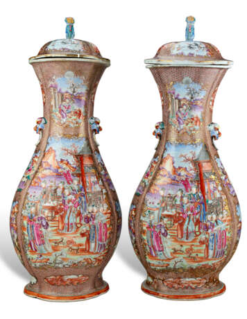 A PAIR OF VERY LARGE CHINESE EXPORT PORCELAIN `MANDARIN PALETTE` VASES AND COVERS - фото 3