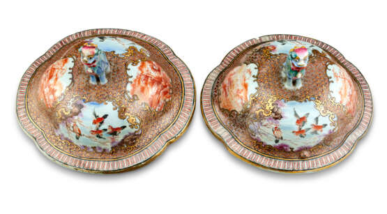 A PAIR OF VERY LARGE CHINESE EXPORT PORCELAIN `MANDARIN PALETTE` VASES AND COVERS - фото 8