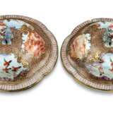 A PAIR OF VERY LARGE CHINESE EXPORT PORCELAIN `MANDARIN PALETTE` VASES AND COVERS - Foto 8