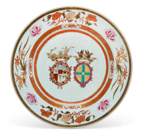 A CHINESE EXPORT PORCELAIN `ITALIAN MARKET` ARMORIAL CHARGER - фото 1