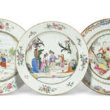 THREE CHINESE EXPORT PORCELAIN `EUROPEAN SUBJECT` PLATES - фото 1
