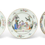 THREE CHINESE EXPORT PORCELAIN `EUROPEAN SUBJECT` PLATES - фото 2