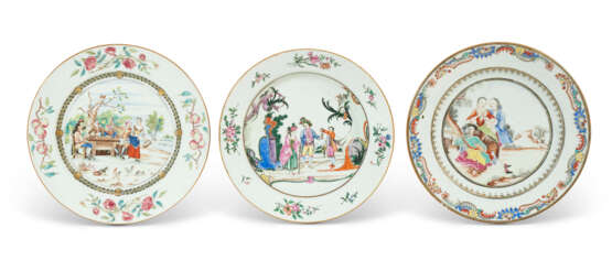 THREE CHINESE EXPORT PORCELAIN `EUROPEAN SUBJECT` PLATES - фото 2