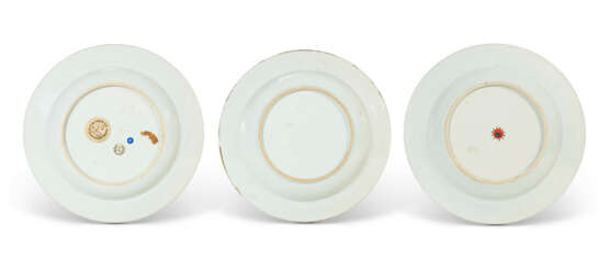 THREE CHINESE EXPORT PORCELAIN `EUROPEAN SUBJECT` PLATES - фото 3