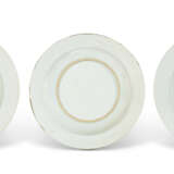 THREE CHINESE EXPORT PORCELAIN `EUROPEAN SUBJECT` PLATES - фото 3