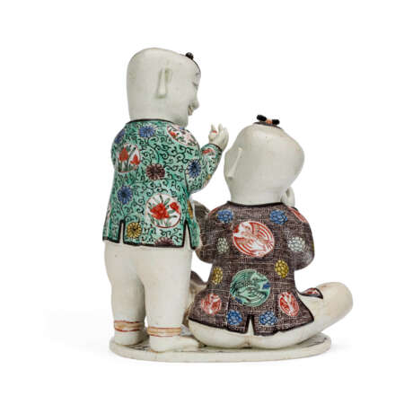 A CHINESE EXPORT PORCELAIN GROUP OF BOYS - Foto 3