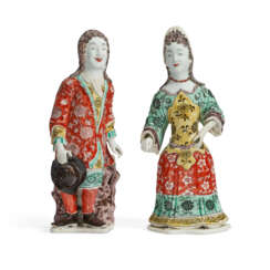 A PAIR OF CHINESE EXPORT PORCELAIN &#39;EUROPEAN SUBJECT&#39; COURT FIGURES
