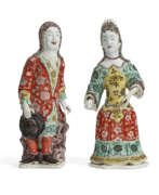 Keramik. A PAIR OF CHINESE EXPORT PORCELAIN &#39;EUROPEAN SUBJECT&#39; COURT FIGURES