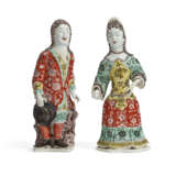A PAIR OF CHINESE EXPORT PORCELAIN `EUROPEAN SUBJECT` COURT FIGURES - photo 1