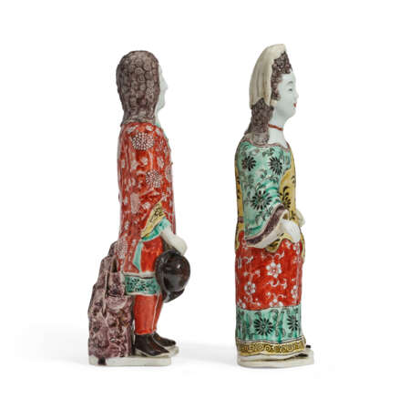 A PAIR OF CHINESE EXPORT PORCELAIN `EUROPEAN SUBJECT` COURT FIGURES - photo 4