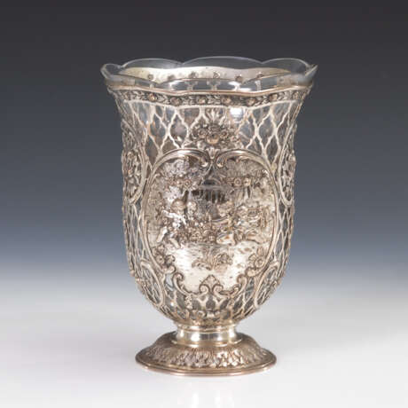 Durchbrochene Vase mit Glaseinsatz. - Foto 1