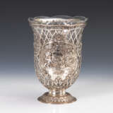 Durchbrochene Vase mit Glaseinsatz. - photo 1