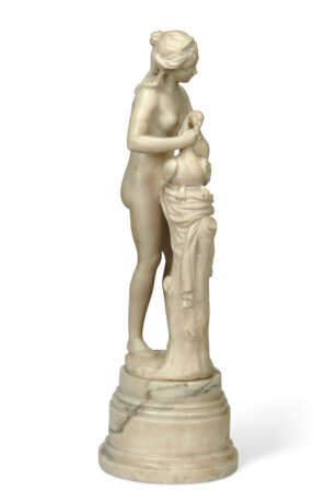 A WHITE MARBLE FIGURE OF A LADY WITH A SWAN - Foto 4