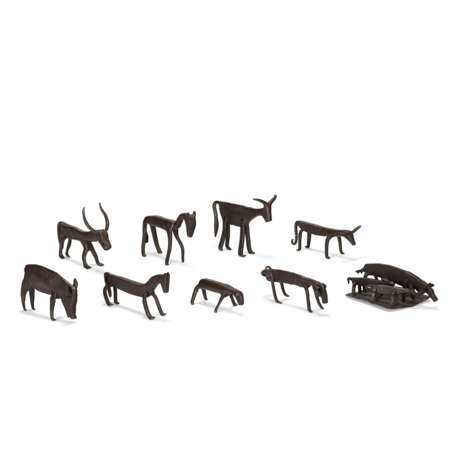 A SET OF NINE IRON FIGURES AND GROUPS OF ANIMALS - фото 1