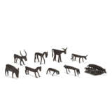 A SET OF NINE IRON FIGURES AND GROUPS OF ANIMALS - Foto 1