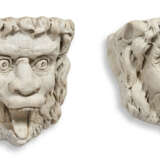 A PAIR OF LARGE MARBLE LION HEADS - Foto 3
