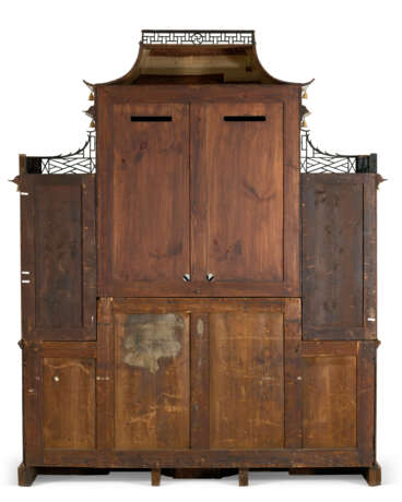 A GEORGE II MAHOGANY AND PARCEL-GILT BREAKFRONT SECR&#201;TAIRE BOOKCASE - photo 4