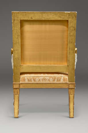 A PAIR OF LATE LOUIS XVI WHITE-PAINTED AND GILTWOOD FAUTEUILS - Foto 8